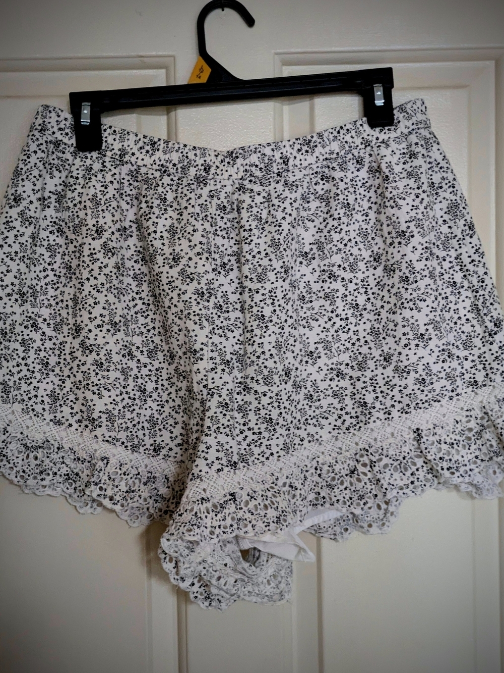 American Eagle Outfitters White Floral Lace-Trim Lined Mini Shorts Size Large